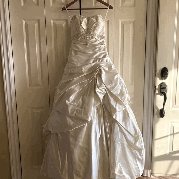 Beautiful ivory wedding dress ballgown in EUC! - Picture 1 of 10